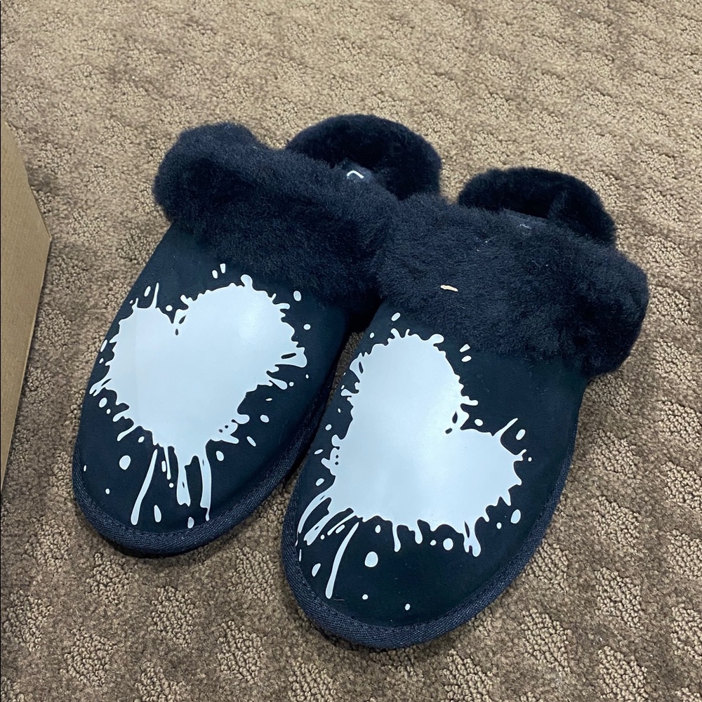NEW IN BOX Ugg Scuffette Heart Valentine Slippers Size 8